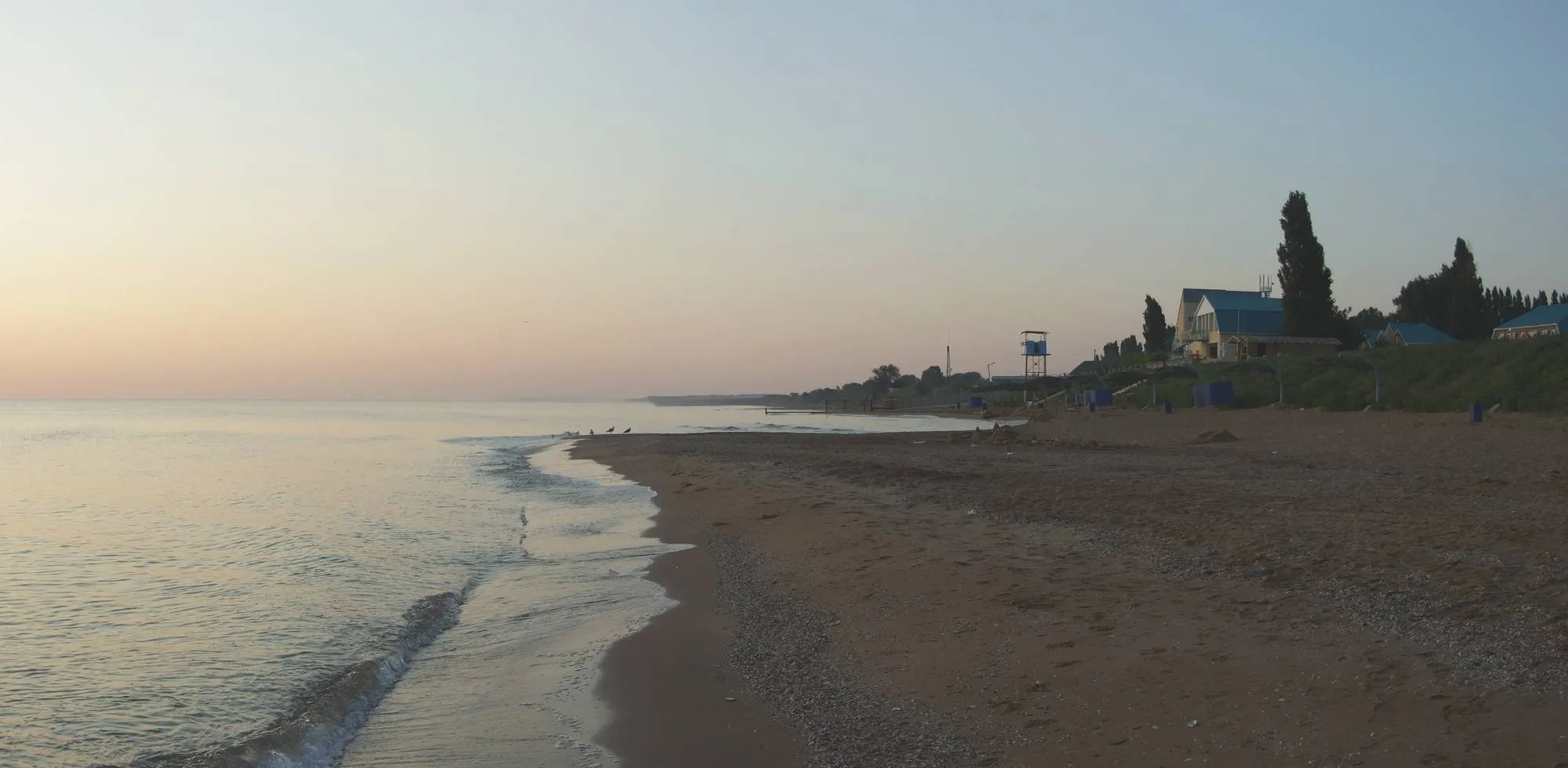 Центральный пляж поселка Кучугуры на рассвете