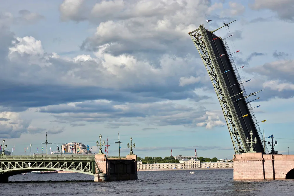 Разведенный Троицкий мост в Санкт-Петербурге днем