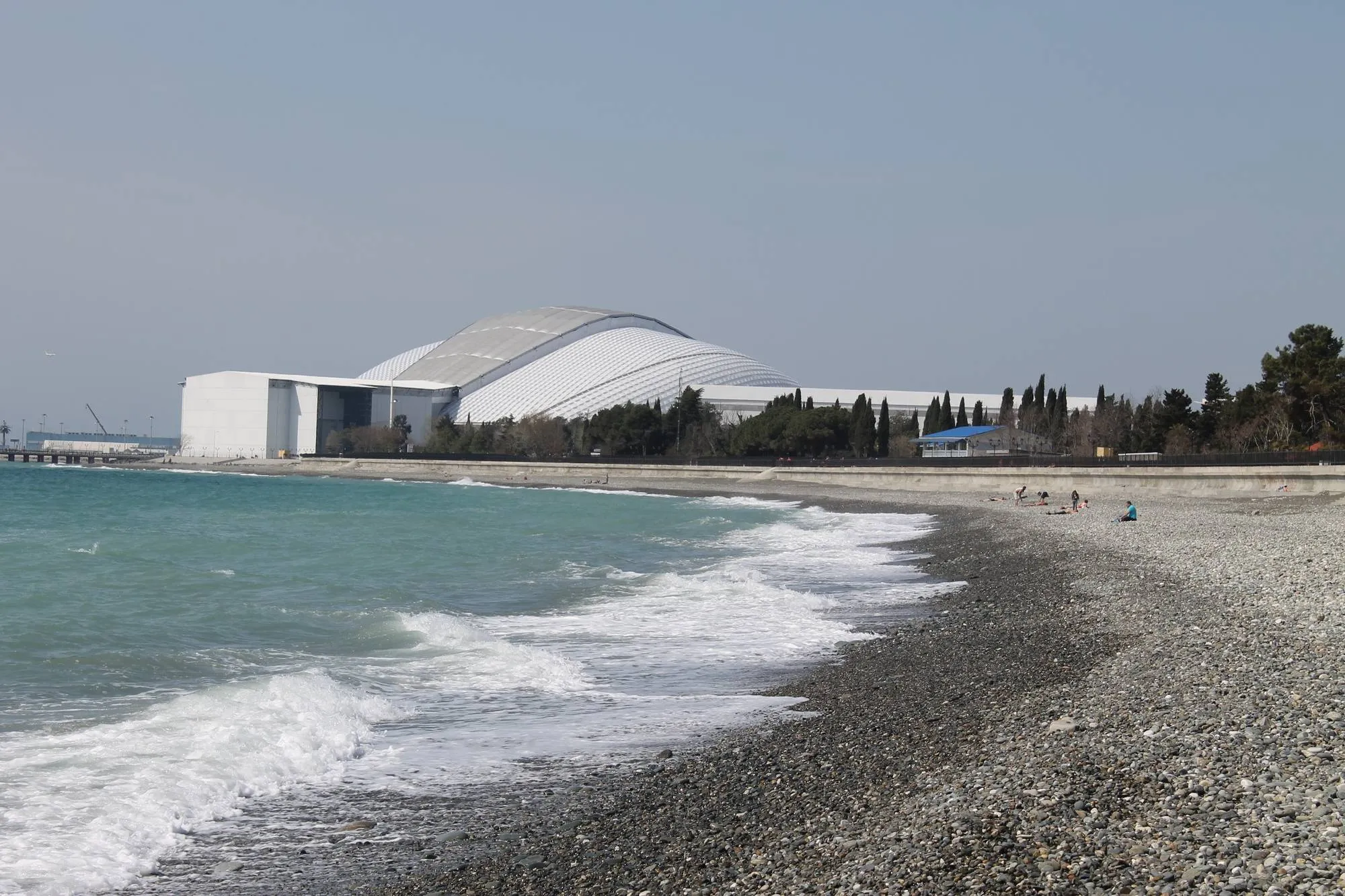 Вид на стадион Фишт с морского пляжа Роза Хутор