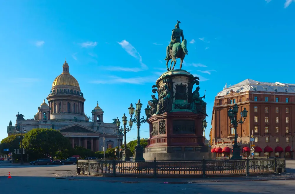 Памятник Николаю I на фоне Исаакиевского собора в Санкт-Петербурге