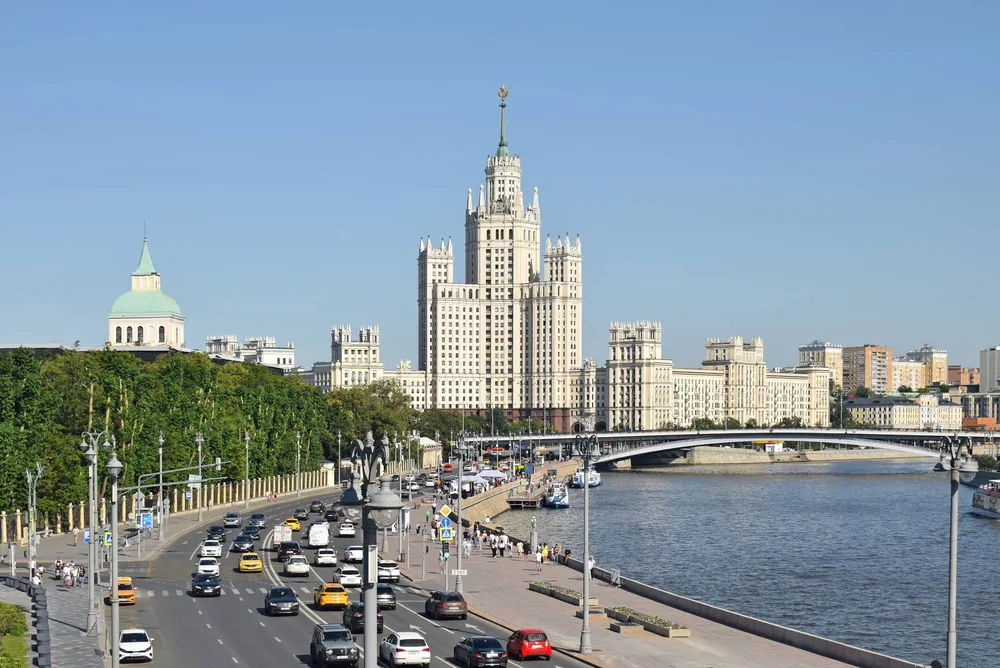 Вид на Котельническую набережную и знаменитую сталинскую высотку