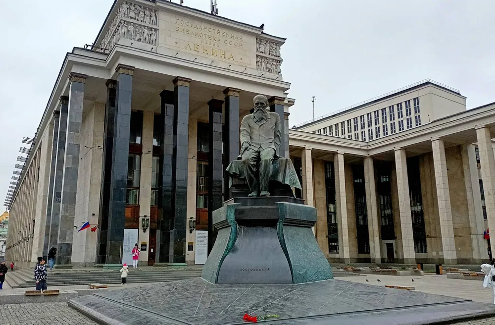 Российская государственная библиотека и памятник Ф. М. Достоевскому