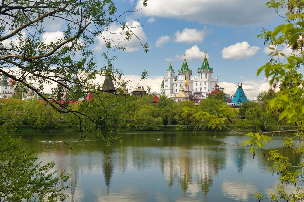 Измайловский кремль над Серебряно-Виноградным прудом