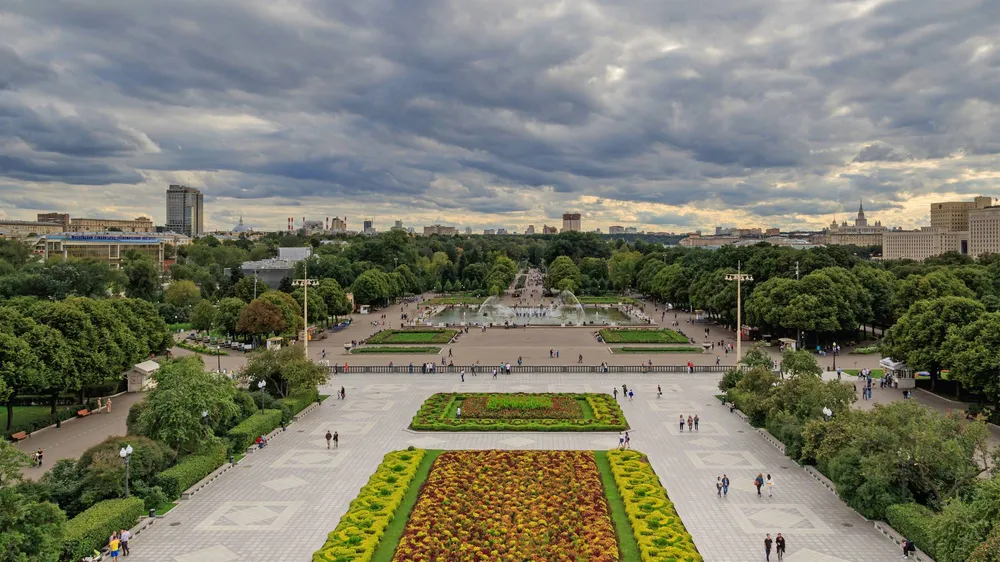В Москве есть множество парков, в которых прогуляться самостоятельно или всей семьей. Фото: A.Savin, commons.wikimedia.org