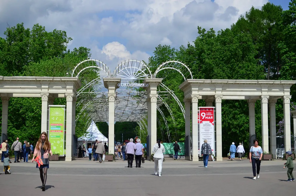 Главный вход в парк Сокольники в Москве