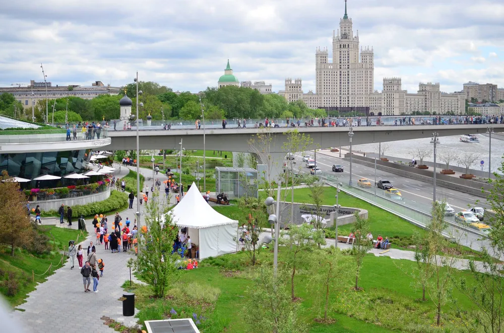 Вид на Парящий мост и высотку из парка Зарядье