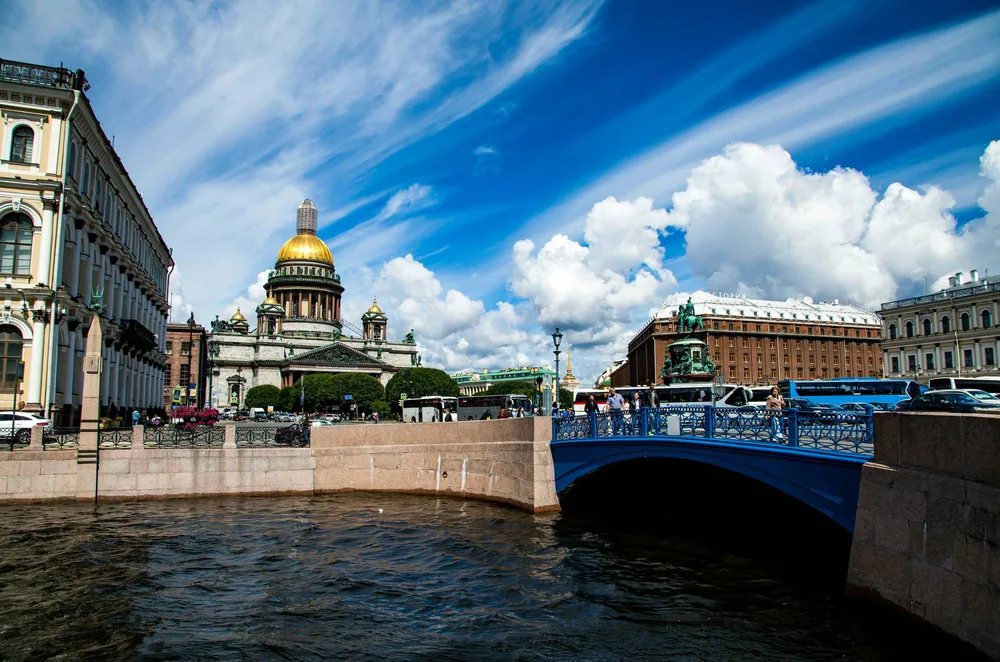 Путешествие в Санкт-Петербург в мае — это возможность насладиться весенней атмосферой города. Фото: @tamarushphotos, unsplash.com