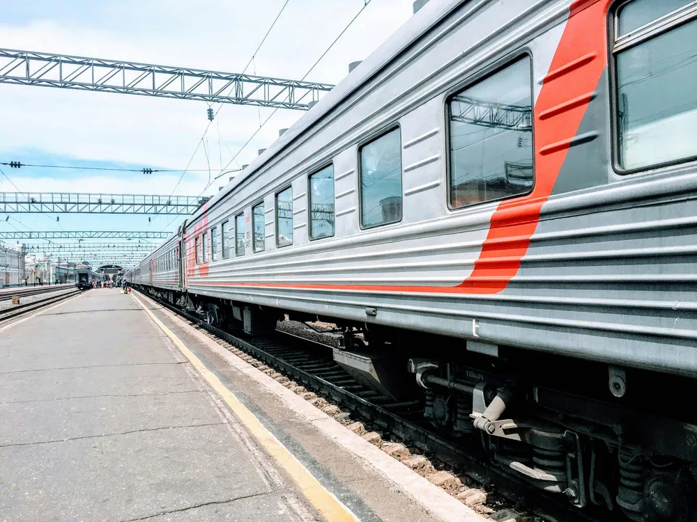 Пассажирский поезд, следующий в Крым, стоит на путях у перрона
