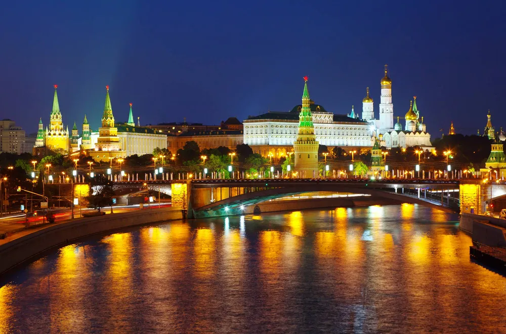 Москва — город с невероятной энергией, который лучше открывать не спеша, впитывая его ритм и исследуя самые знаковые места в своем темпе. Фото: @bearfotos, freepik.com