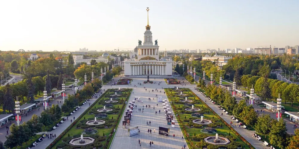 Центральный павильон ВДНХ и аллея с фонтанами