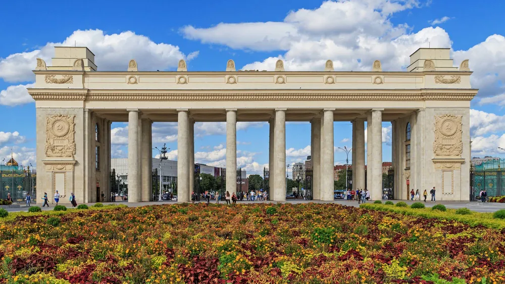 Величественная арка главного входа в Парк Горького в Москве