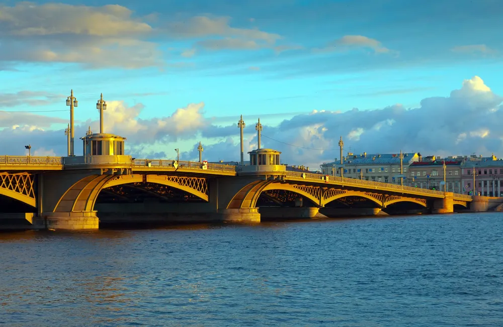 Благовещенский мост через Неву в Санкт-Петербурге