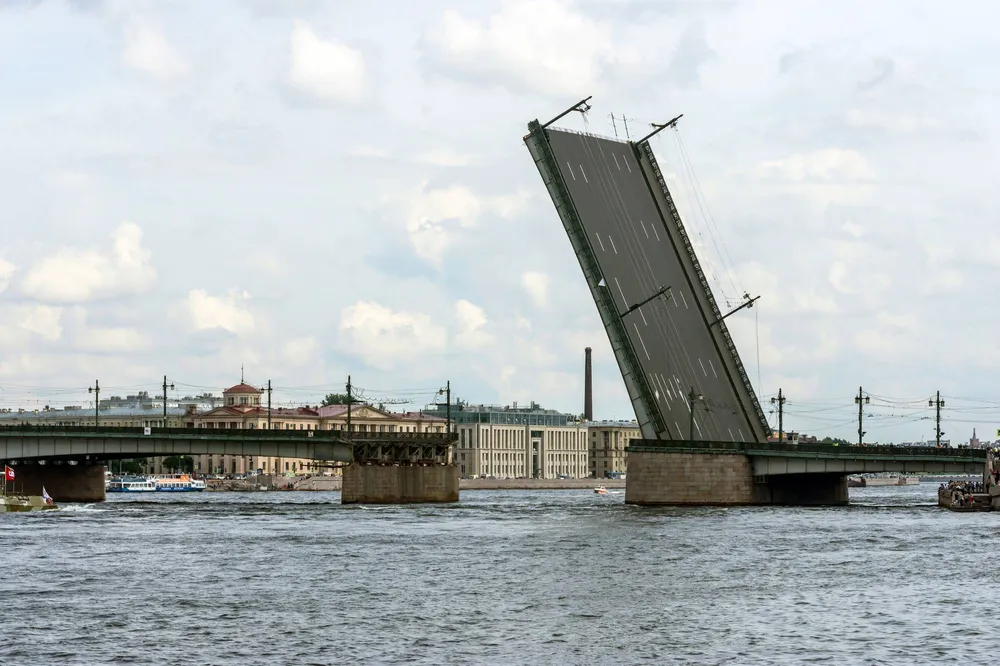 Литейный мост в Санкт-Петербурге с разведенным судоходным пролетом