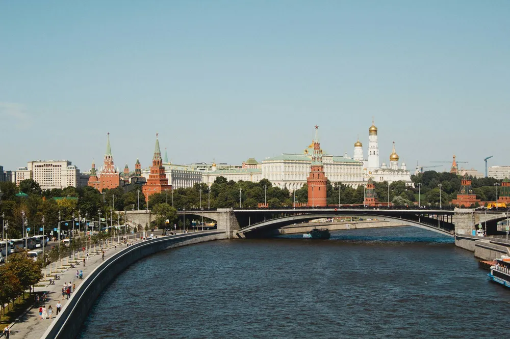 Вид на Московский Кремль и Большой Каменный мост через Москву-реку