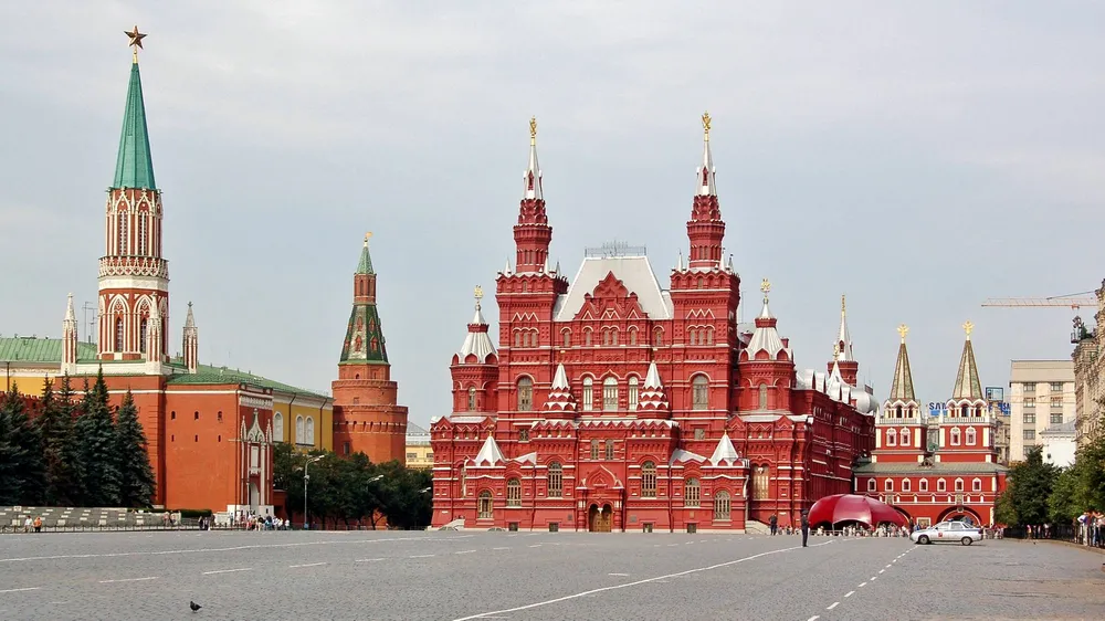 Здание Государственного исторического музея и башни Кремля на Красной площади в Москве