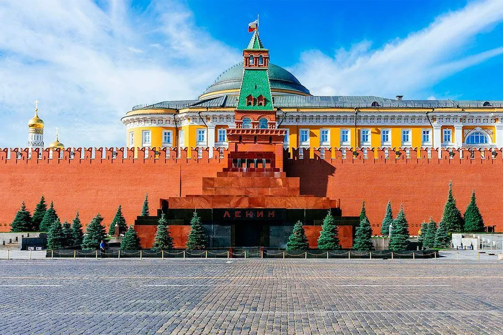Мавзолей В. И. Ленина на Красной площади у Кремлевской стены в Москве