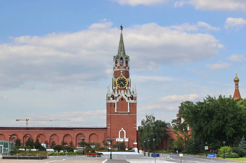 Спасская башня Московского Кремля с курантами и красной звездой