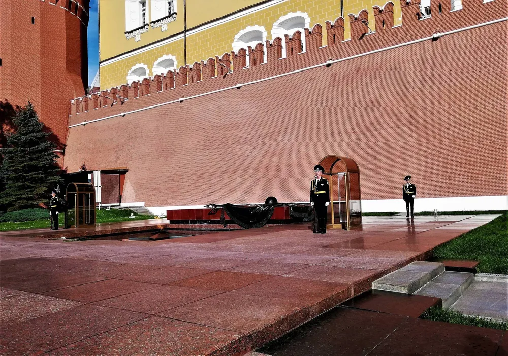 Пост № 1 почетного караула у Могилы Неизвестного Солдата в Александровском саду в Москве