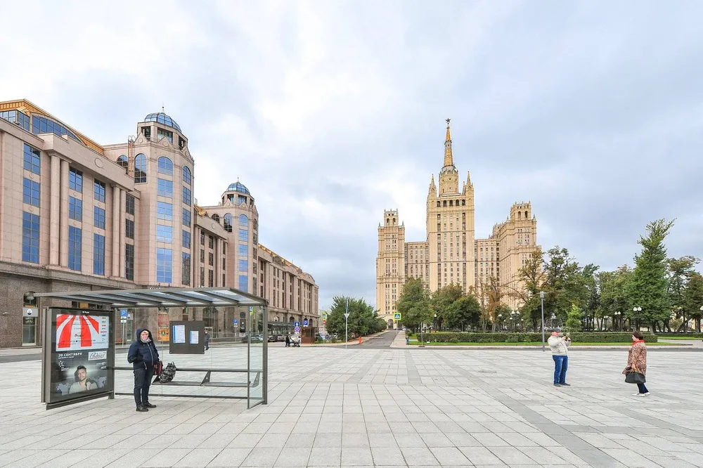 Вид на высотку на Кудринской площади в Москве 