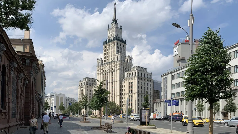 Высотное здание на площади Красные Ворота у Садовой-Спасской улицы в Москве