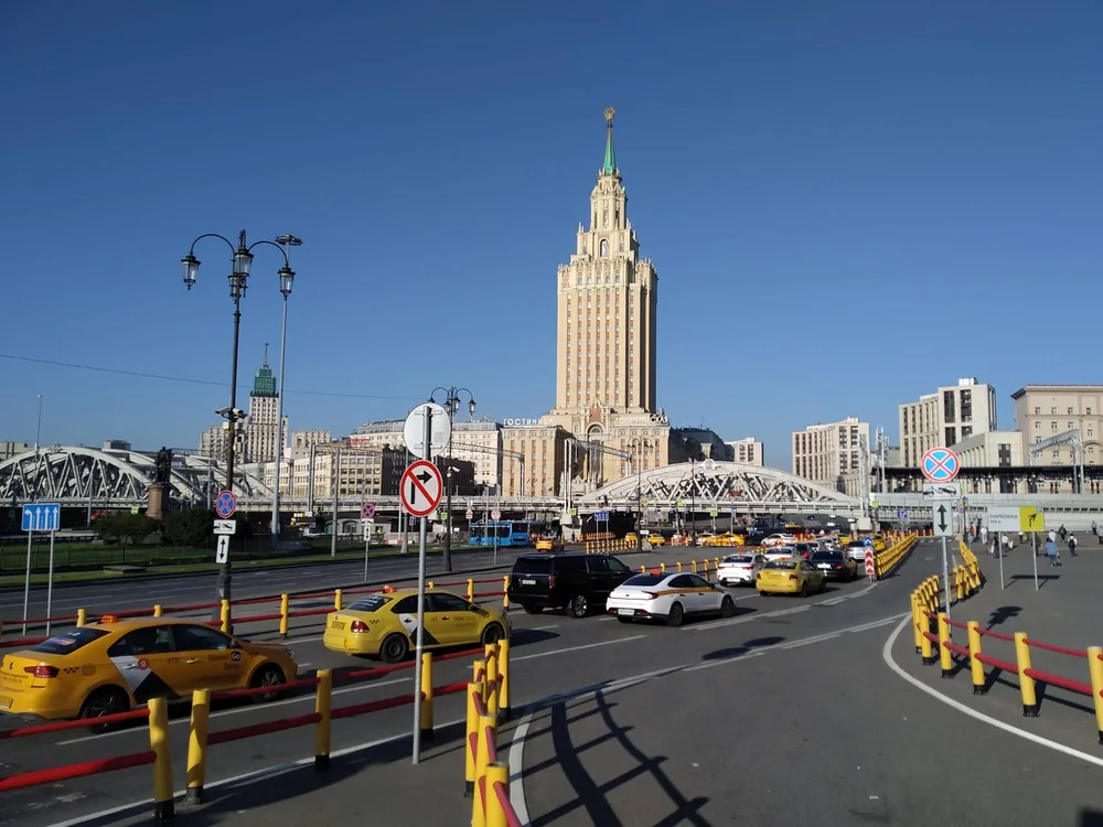 Вид на сталинскую высотку гостиницы Ленинградская в Москве