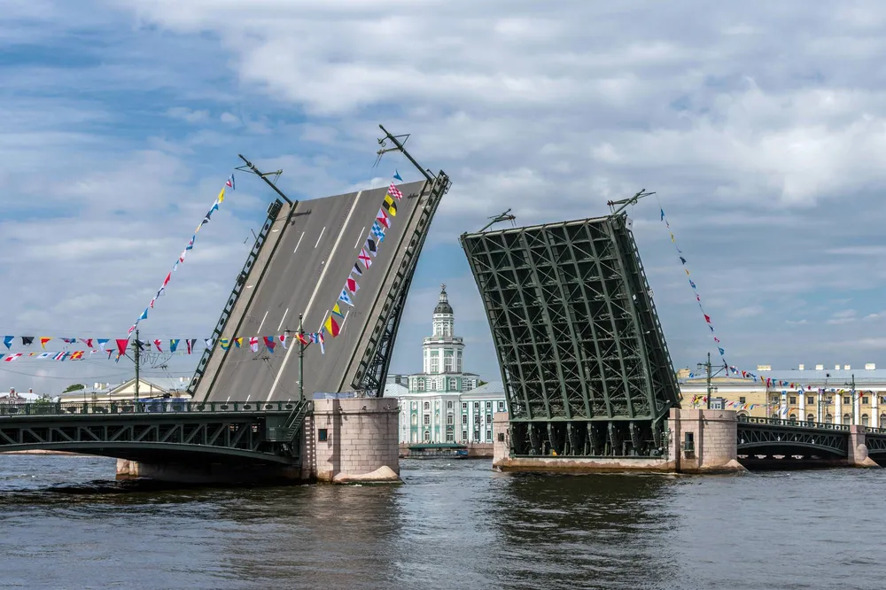 Разведение Дворцового моста в белую ночь в Санкт-Петербурге