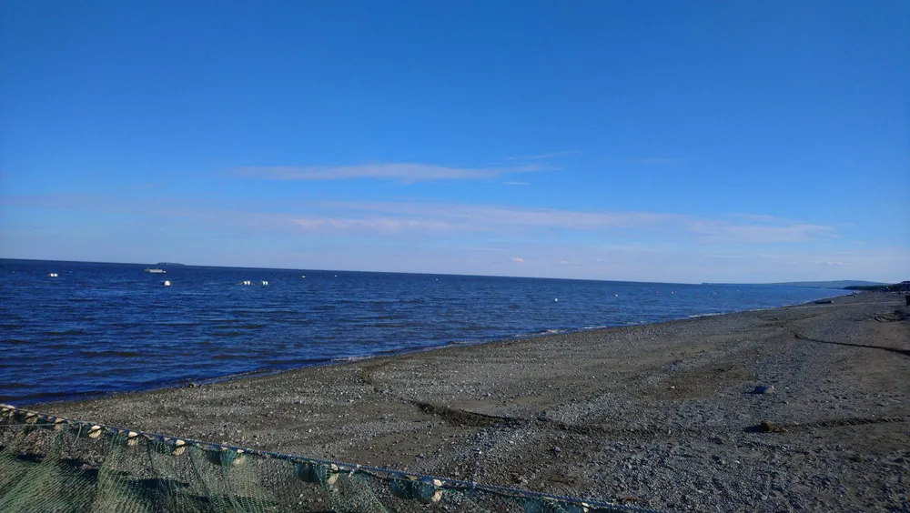 Пустынный галечный берег Берингова моря