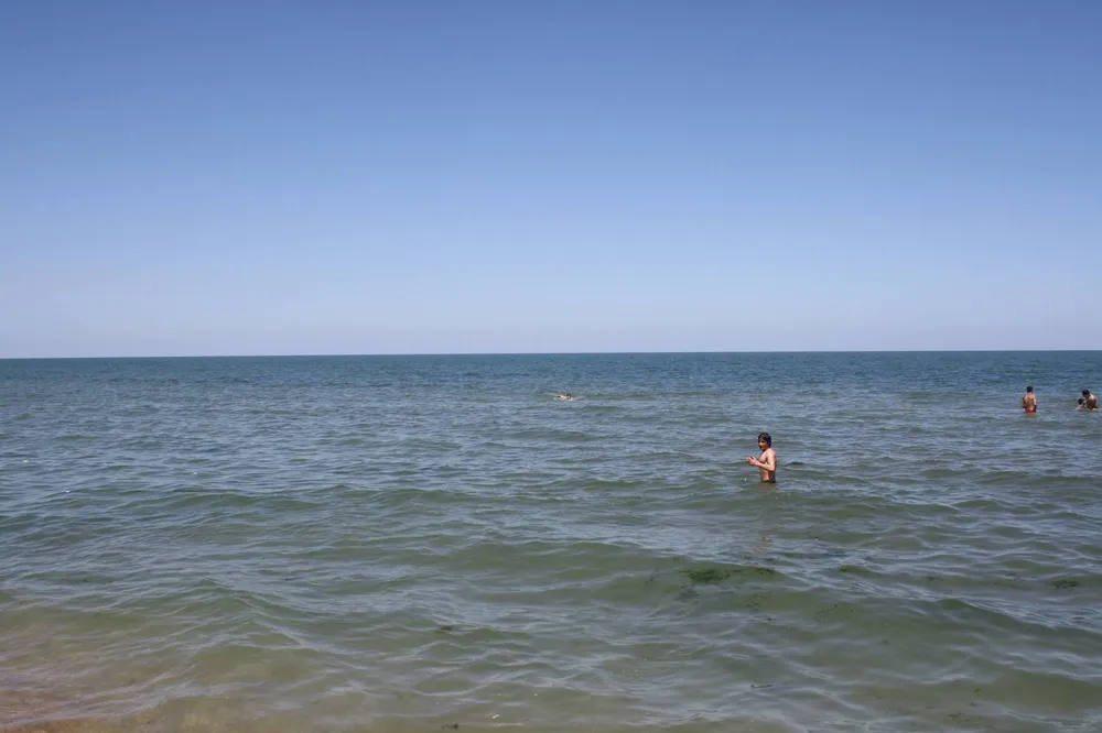 Люди купаются в Каспийском море в солнечный день