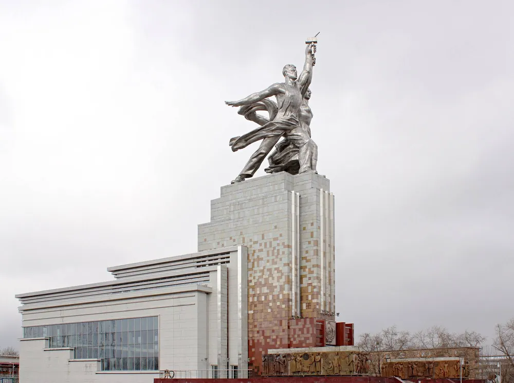 Знаменитый монумент «Рабочий и колхозница» на ВДНХ — символ советской эпохи и официальный логотип киностудии «Мосфильм». Фото: AlexanderKonov, commons.wikimedia.org