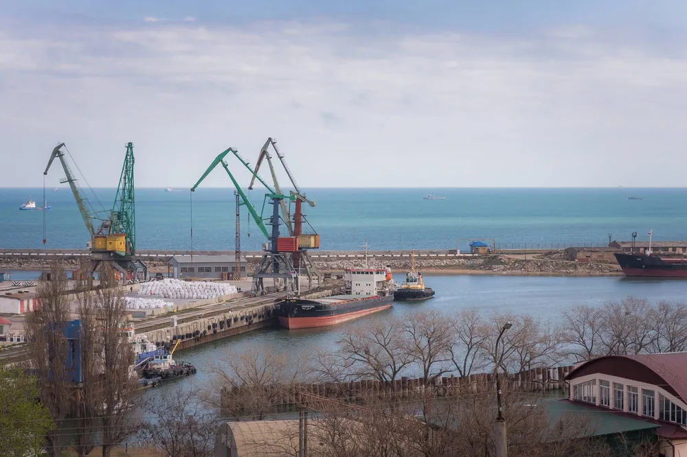 Порт Каспийского моря с грузовыми кранами и пришвартованным судном у причала