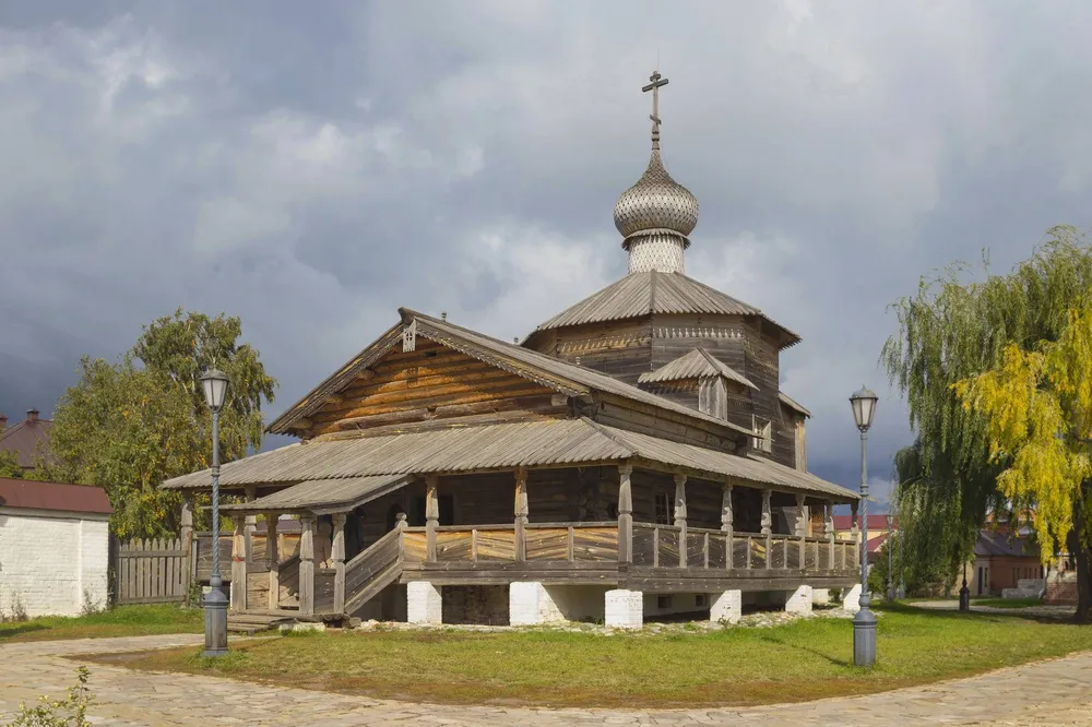 Старинная деревянная Троицкая церковь в Свияжске