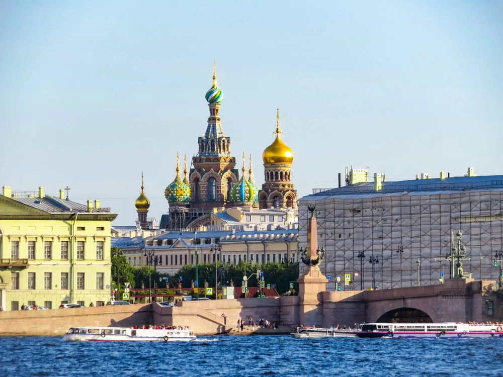 Вид на Храм Спаса на Крови с Невы на фоне Троицкого моста