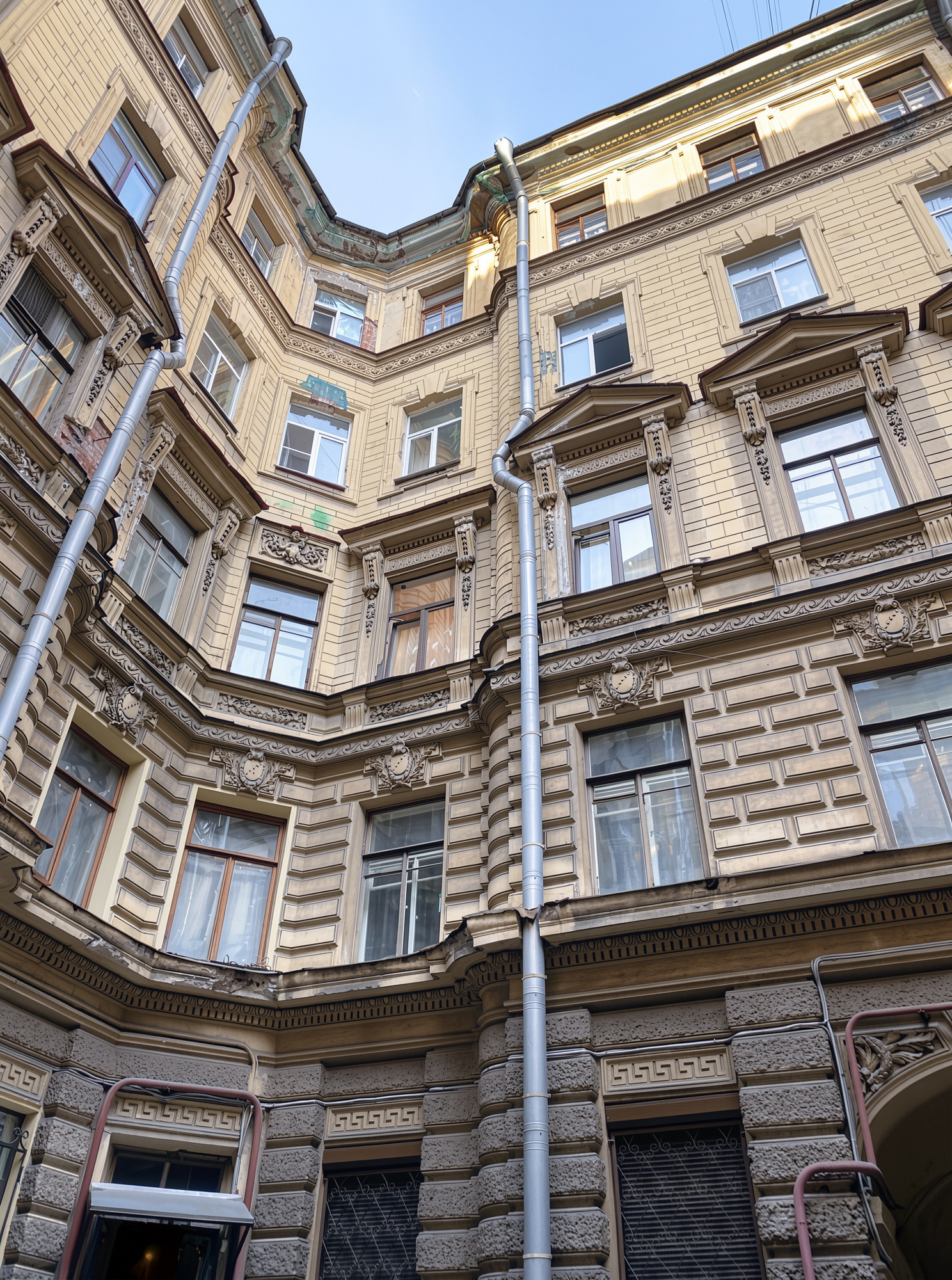 За парадным фасадом: тайны петербургских дворов