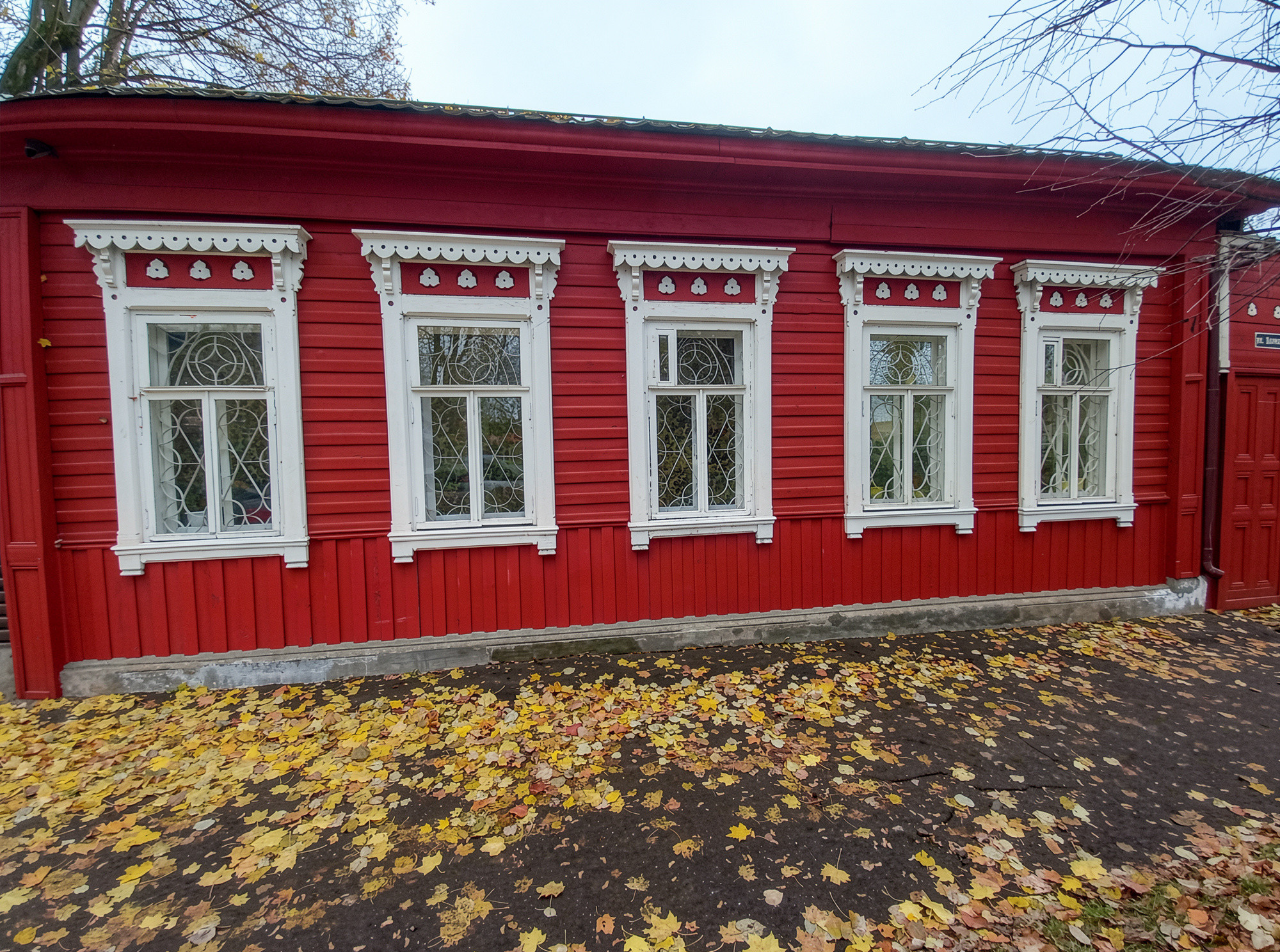 Загляни за наличник