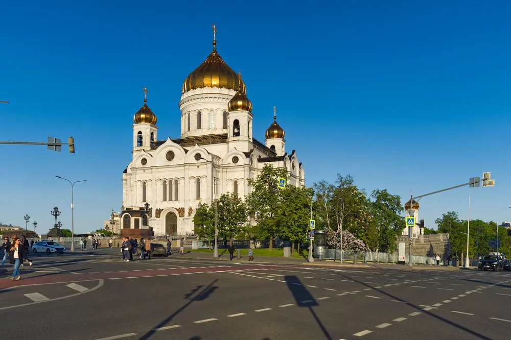 Храм Христа Спасителя в Москве со стороны Соймоновского проезда
