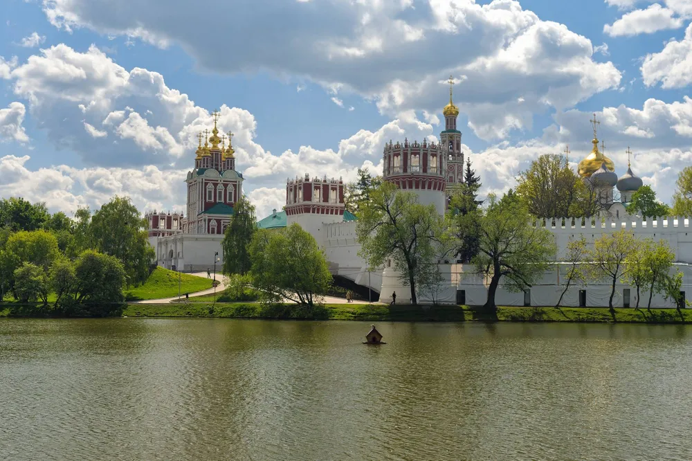 Новодевичий монастырь в Москве у Большого Новодевичьего пруда
