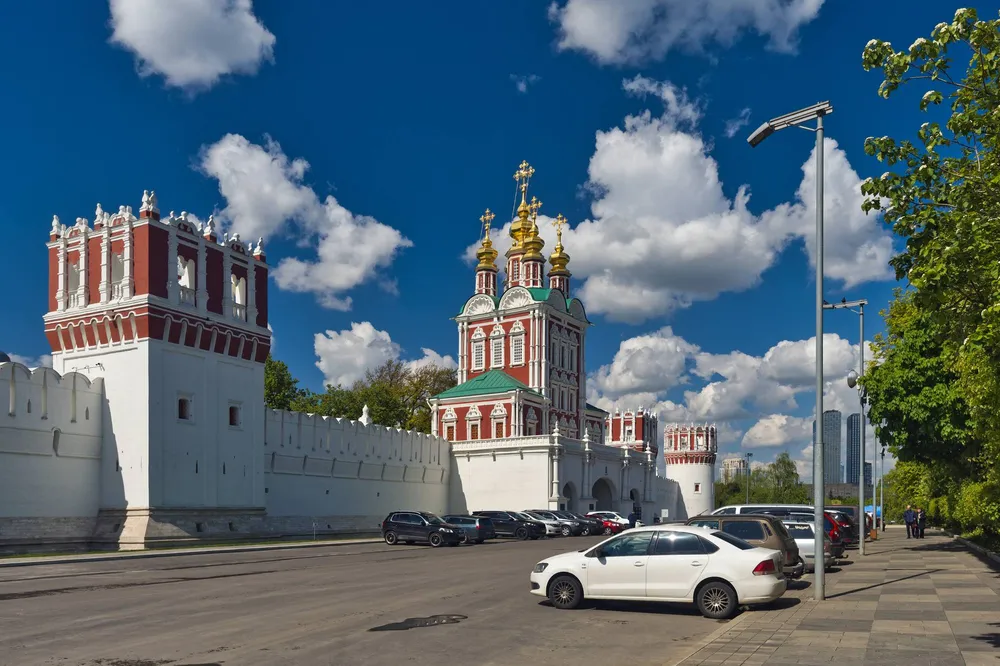 Башни и Преображенский храм над Северными воротами Новодевичьего монастыря в Москве