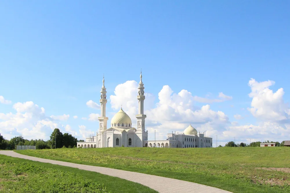Белая мечеть в городе Болгар в Татарстане