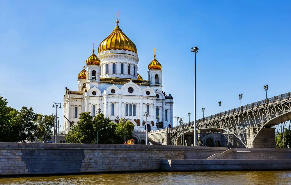 Храм Христа Спасителя у Москвы-реки рядом с Патриаршим мостом