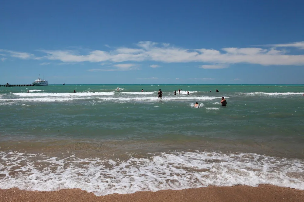 Люди купаются в море на песчаном пляже Анапы