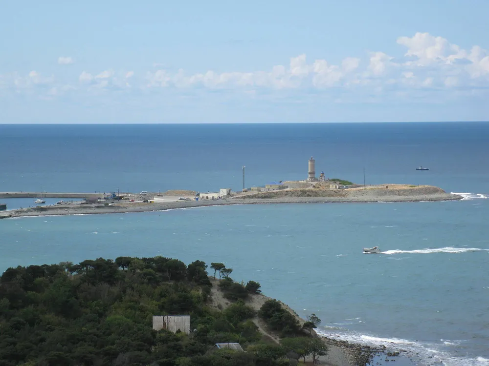 Полуостров Большой Утриш с маяком в Черном море близ Анапы