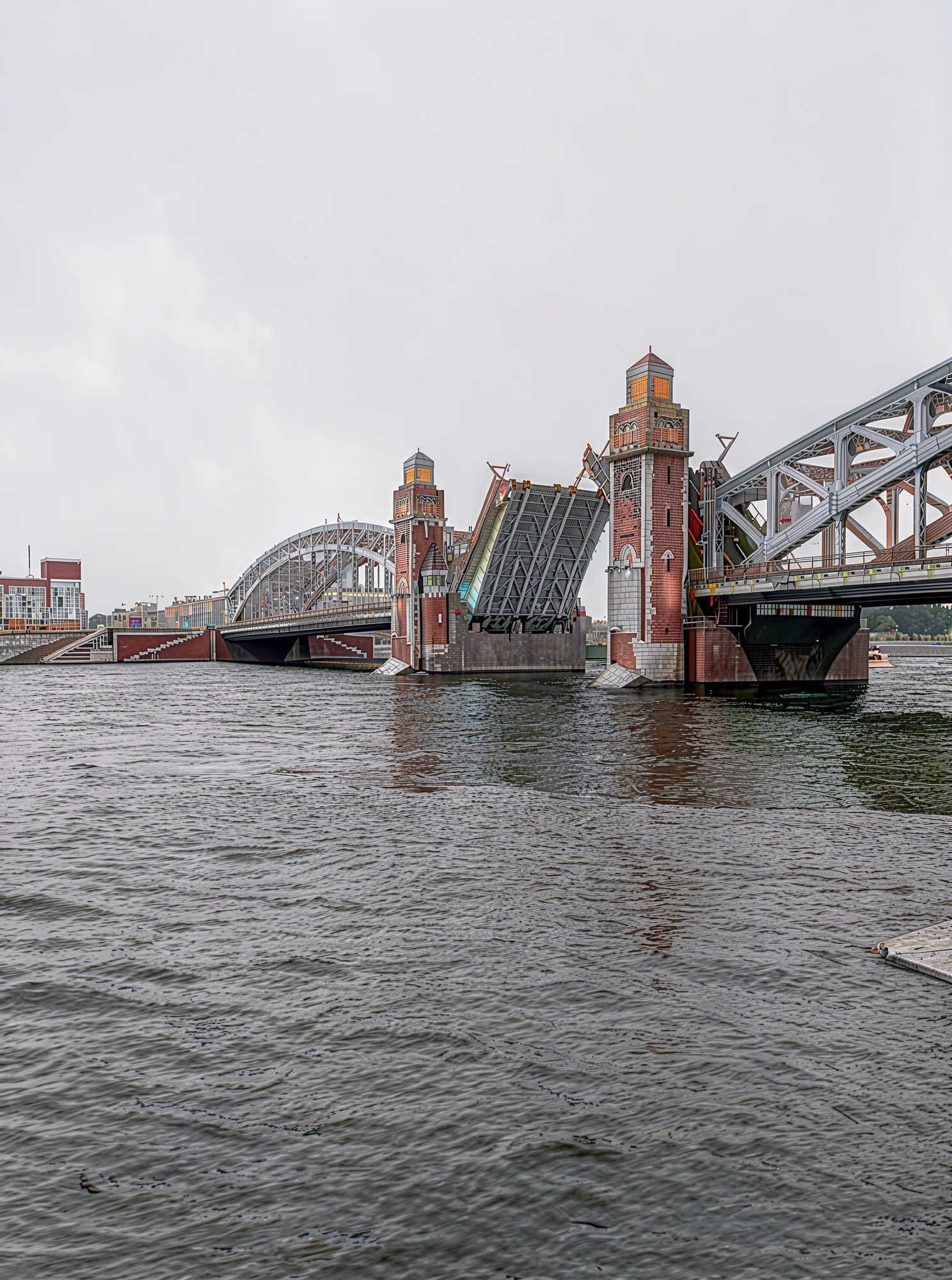 Ночная экскурсия по городу с теплоходной прогулкой по Неве: разводные мосты