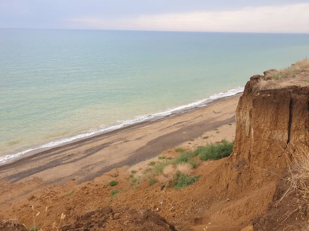 Вид с высоты на чистый пляж Береговое в Крыму и спокойное море