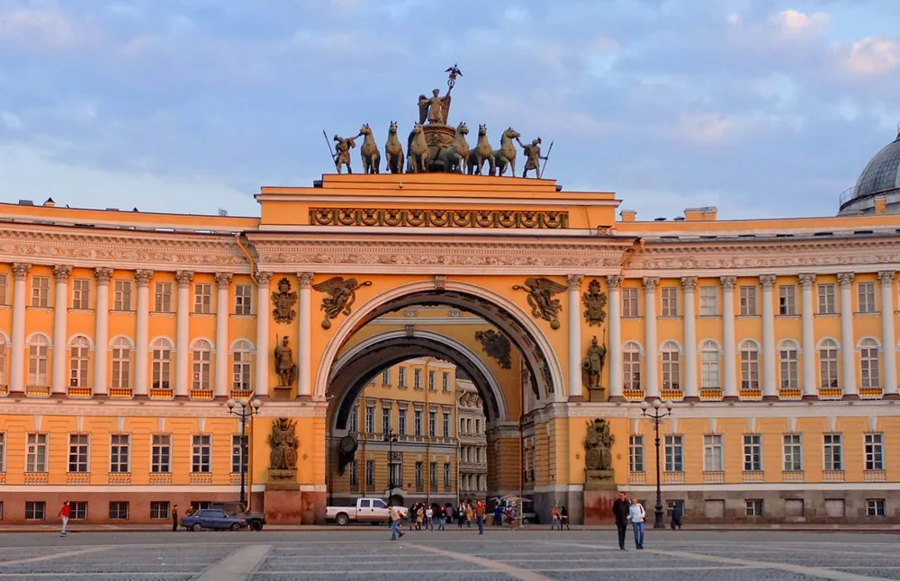 Триумфальная арка Главного штаба на Дворцовой площади в Санкт-Петербурге