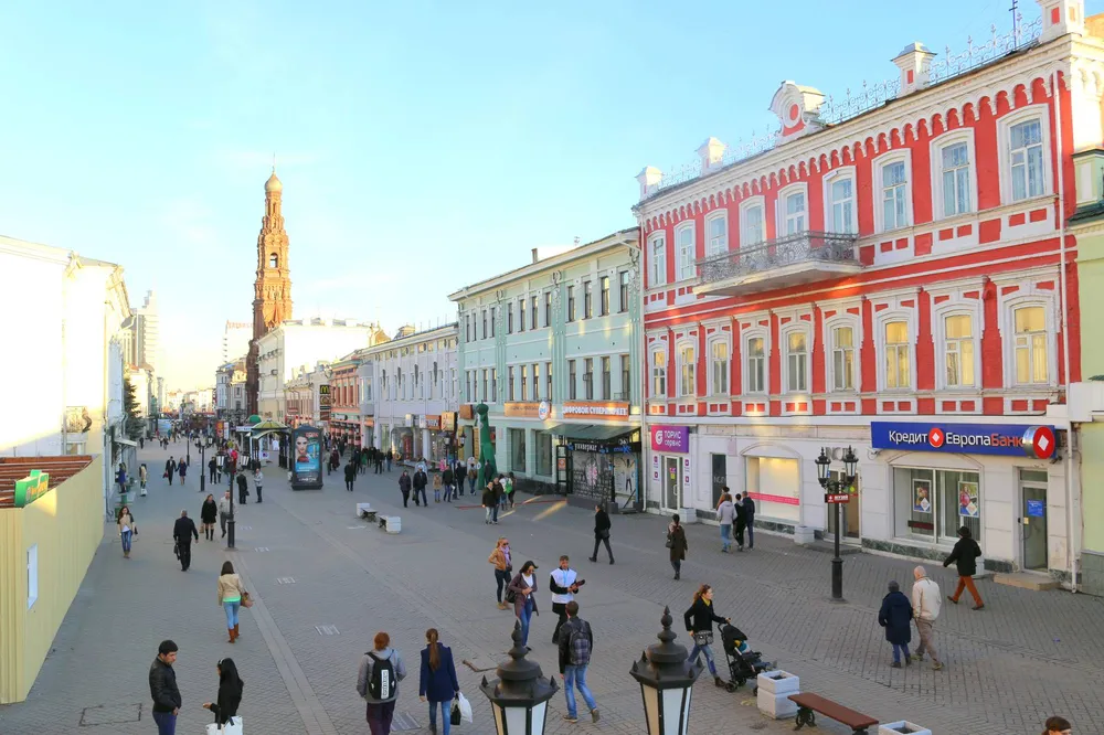 Пешеходная улица Баумана и Богоявленская колокольня в Казани