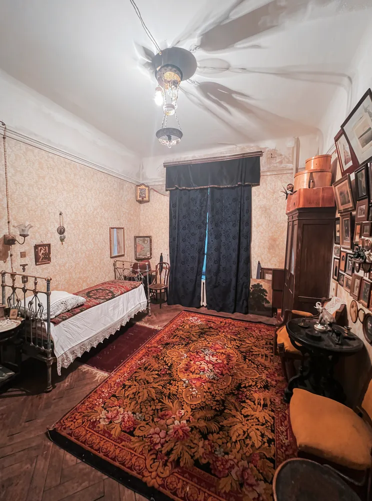 По трём коммуналкам Петербурга