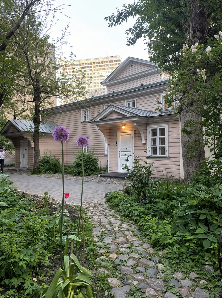 Литературная прогулка по Поварской