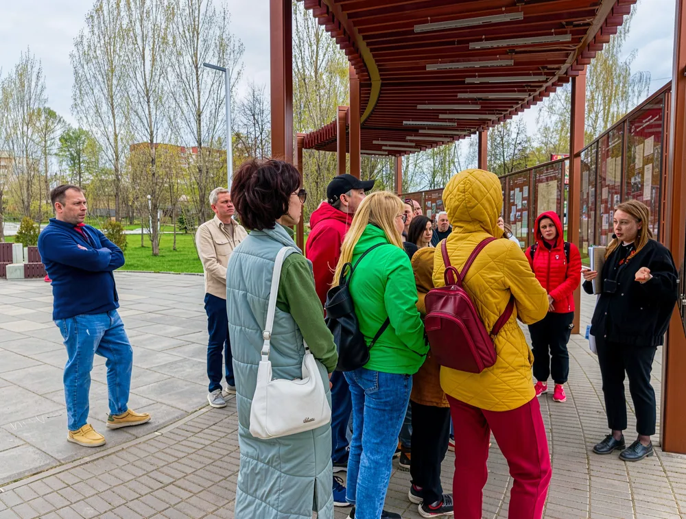 Город Киров — фронту