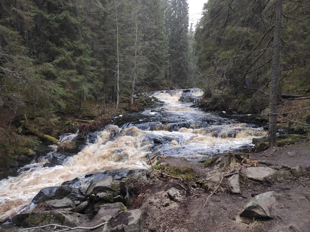 Водопад на реке в экопарке Долина водопадов в Карелии
