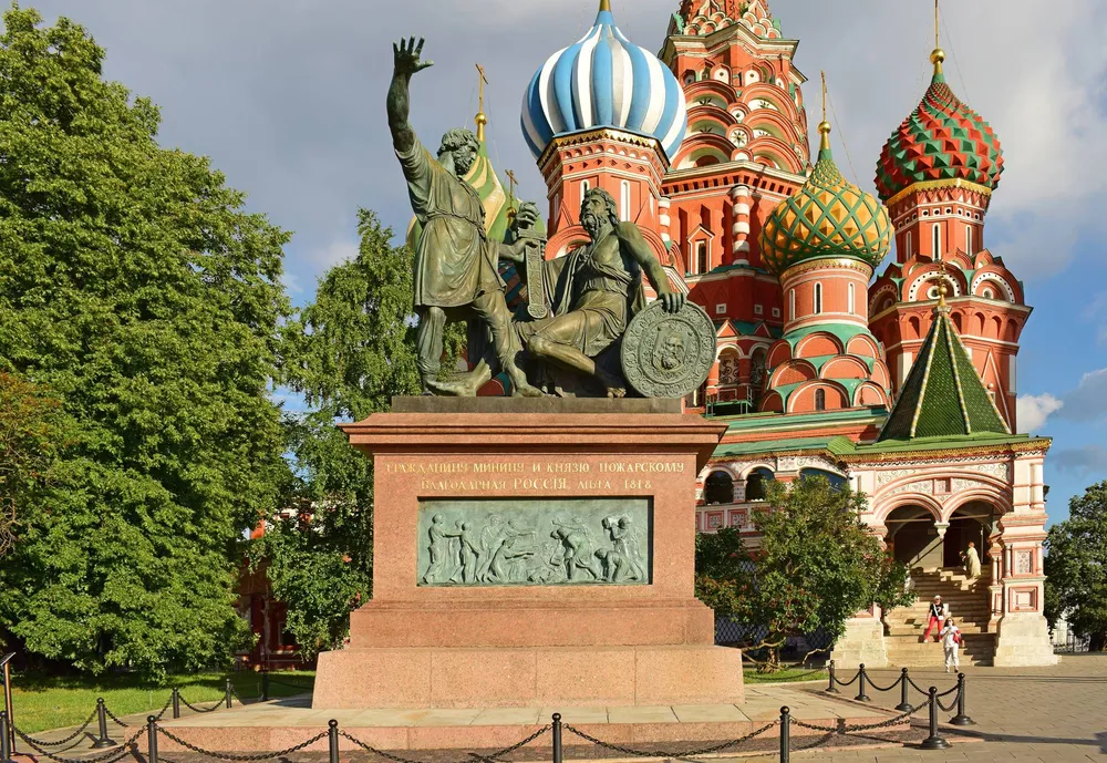 Памятник Минину и Пожарскому стал первым историческим монументом Москвы и символом народного единства. Фото: Юрий Д.К., commons.wikimedia.org